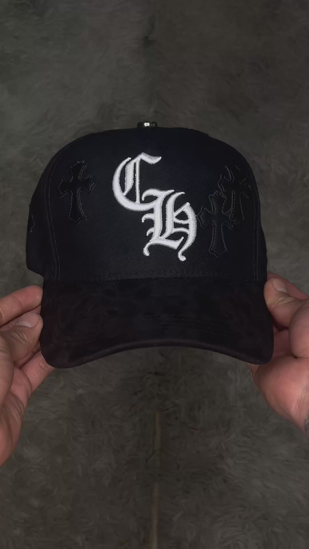 Gorro chrome hearts curvo gamuza