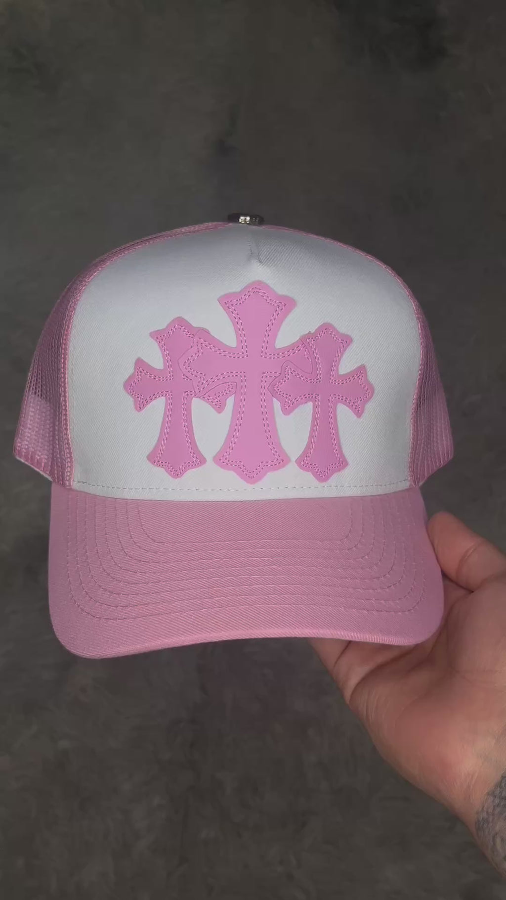 Gorro chrome hearts curvo rosa