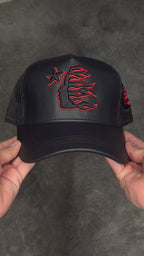 Gorro hellstar logo rojo curvo cuero