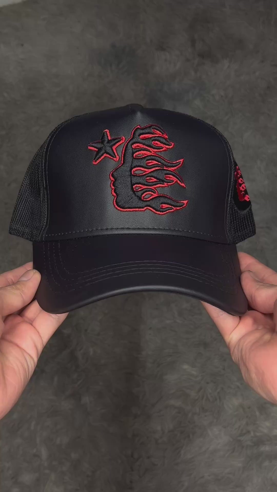 Gorro hellstar logo rojo curvo cuero