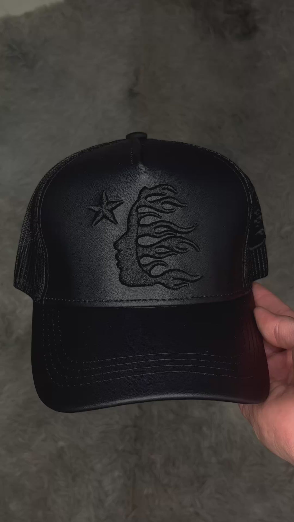 Gorro hellstar logo curvo cuero