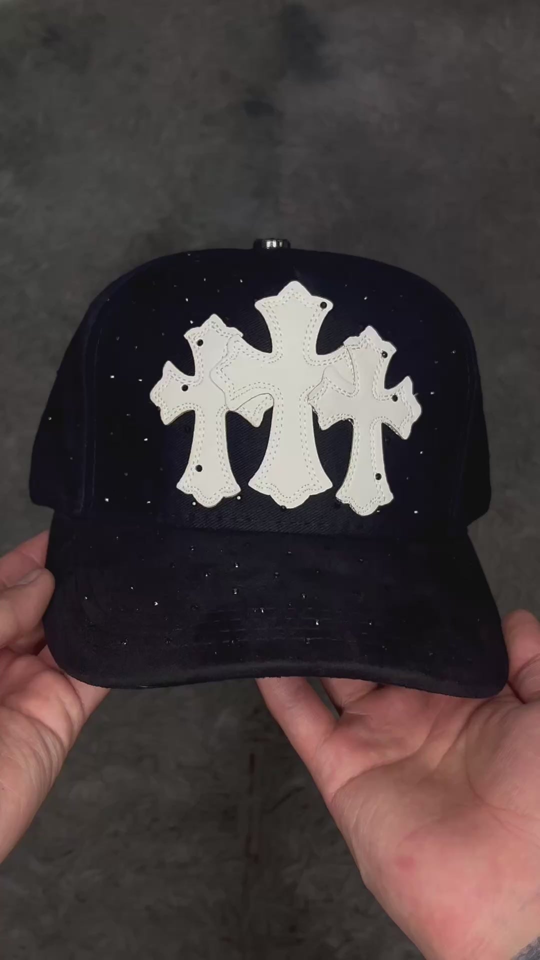 Gorro chrome hearts curvo full brillos triple cruz