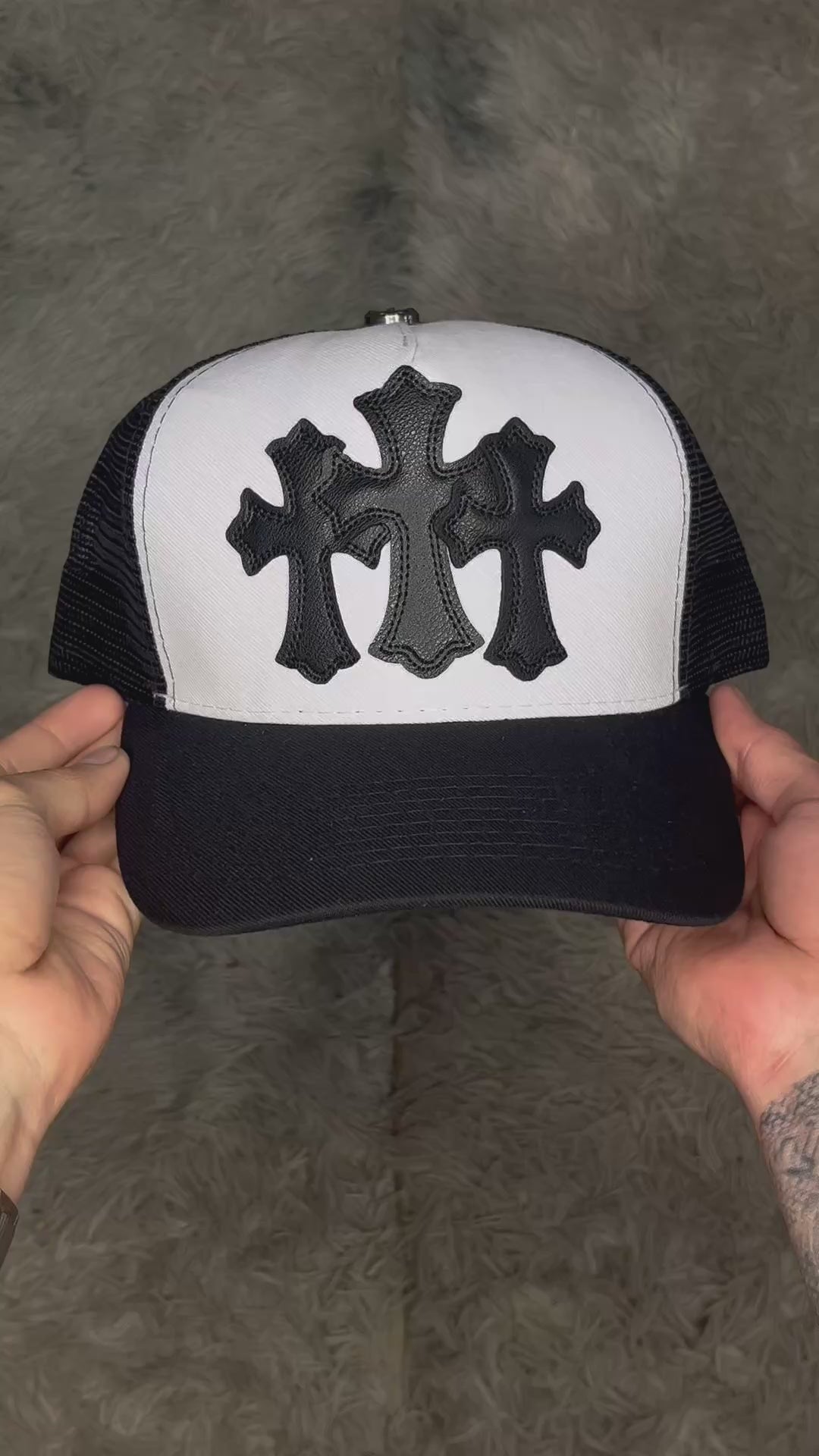 Gorro chrome hearts curvo negro/blanco