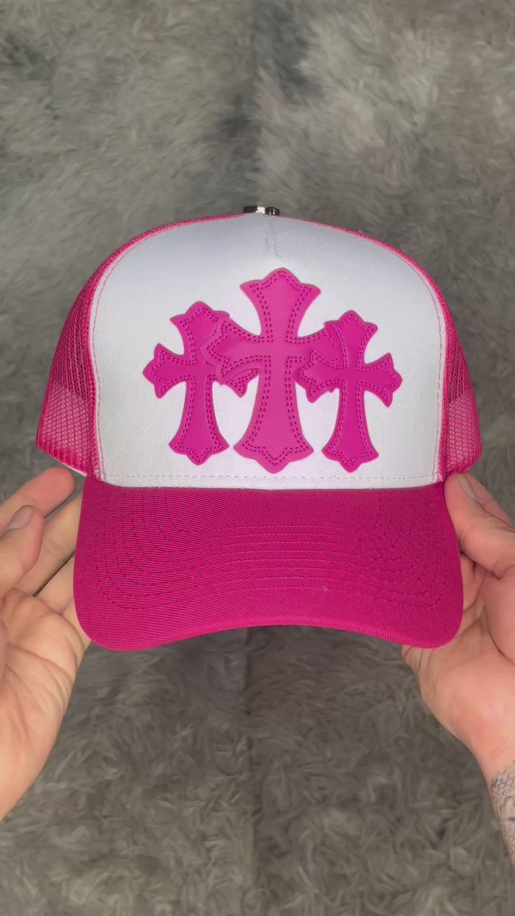 Gorro chrome hearts curvo fucsia